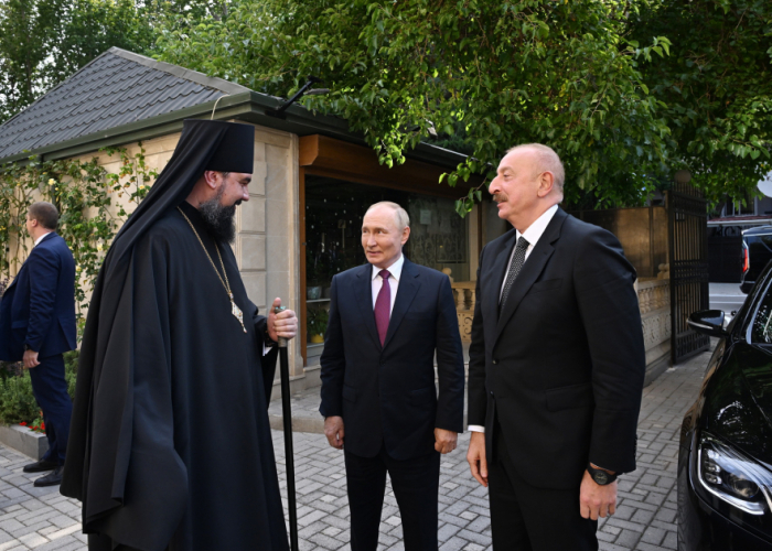 Les présidents azerbaïdjanais et russe visitent la cathédrale des Saintes-Porteuses-de-Myrrhe - PHOTOS