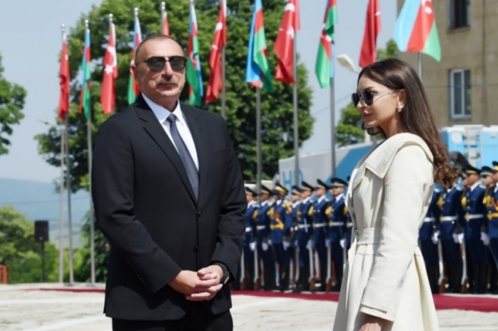   Aserbaidschanischer Präsident und First Lady besuchen Unabhängigkeitsdenkmal in Taschkent  