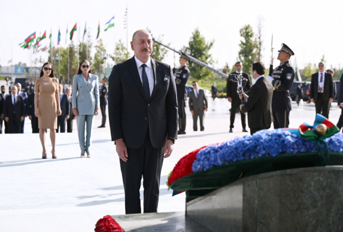 Azerbaijani President and First Lady visit Independence Monument in Tashkent