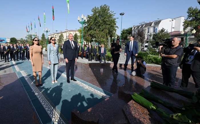   Präsident und die First Lady legten Blumen vor dem Flachrelief des Nationalleaders in Taschkent nieder  