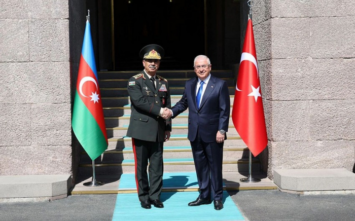 Azerbaijani defense minister congratulates Turkish counterpart on Victory Day