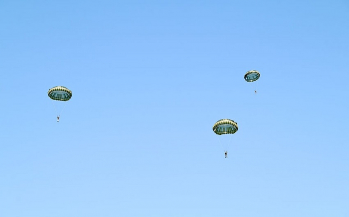   Einheiten der aserbaidschanischen Luftwaffe führen Luftlande- und praktische Fallschirmsprungübungen durch -   VIDEO    