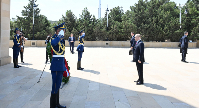  Russian President Putin pays tribute to Azerbaijani martyrs 