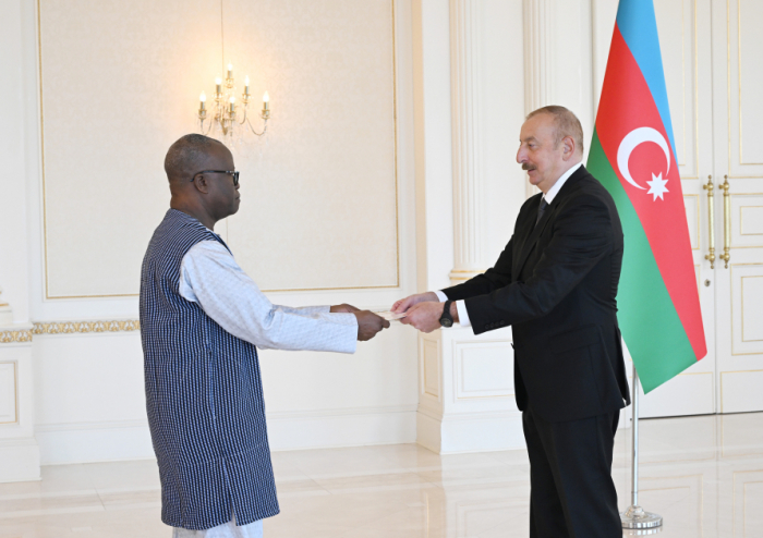   El Embajador entrante de Burkina Faso presenta     sus credenciales al Presidente de Azerbaiyán  