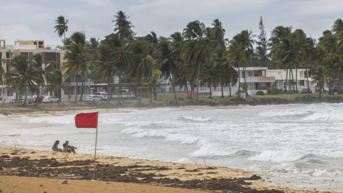 Ernesto se convierte en huracán al norte de Puerto Rico