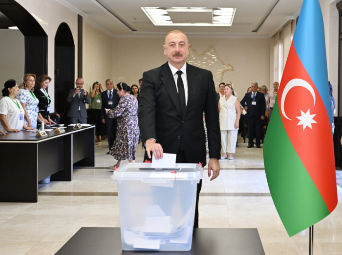  Le président Ilham Aliyev et la première dame Mehriban Aliyeva ont voté aux élections législatives 