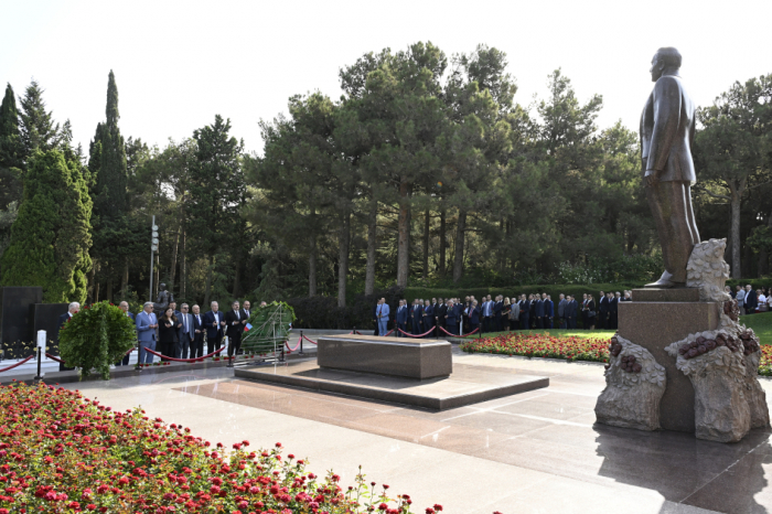 Participants of Forum of Azerbaijani Scientists Living Abroad visit Alley of Honors and Alley of Martyrs in Baku