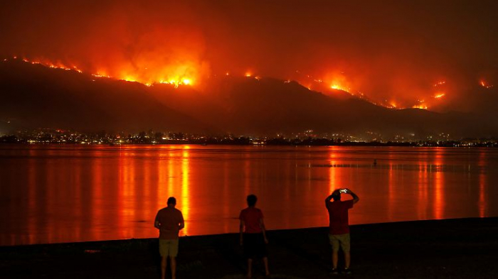   Waldbrände bei Los Angeles breiten sich explosionsartig aus  