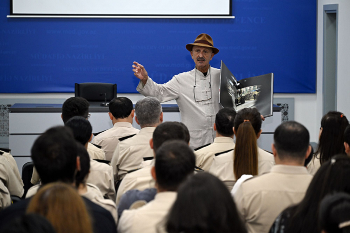 World-renowned photographer Reza Deghati holds master class on photography at Defense Ministry