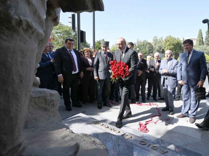  Ilham Aliyev participe au dévoilement de la statue d’Achoug Alesguer à Bakou 