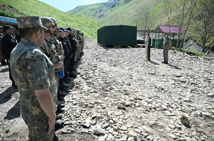  Azerbaijani defense minister inspects combat training of units 