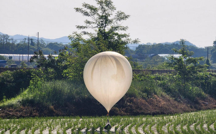 La Corée du Nord envoie de nouveaux ballons chargés de déchets vers le Sud