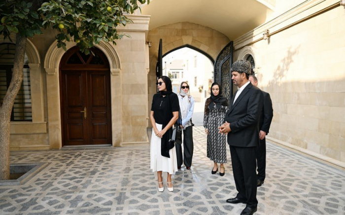 Mehriban Aliyeva y sus familiares visitaron la mezquita de Ahmedli, que fue puesta en funcionamiento después de importantes reparaciones