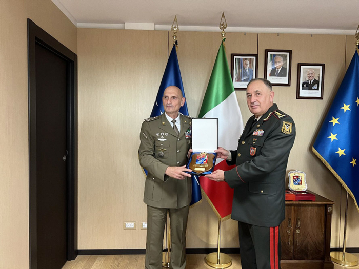   Azerbaiyán e Italia abordan la expansión de la cooperación técnico-militar  