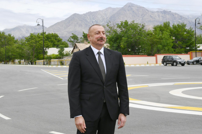 Ilham Aliyev visite le chantier de la route Aghdam-Askéran-Khodjaly-Khankendi