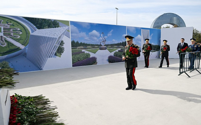  Leadership of Azerbaijani MoD visits Victory Park on Remembrance Day 