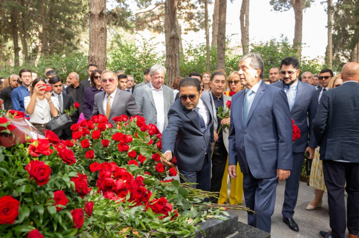 Doğum günündə Üzeyir Hacıbəylinin məzarı ziyarət olunub  
