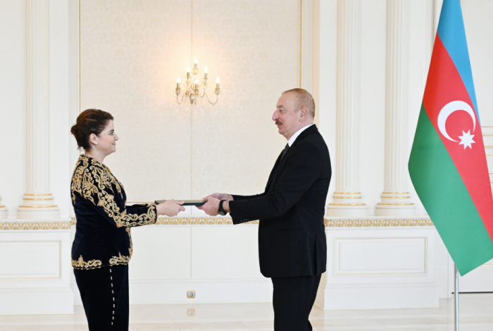  Presidente Ilham Aliyev recibe las credenciales de la embajadora entrante de Argelia 