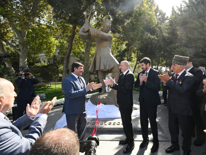  Presidente Ilham Aliyev asiste a la inauguración del monumento a Ashig Alasgar en Bakú 