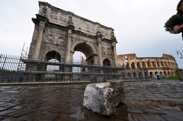 Ancient Roman Arch of Constantine damaged by lightning