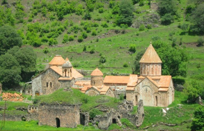  Ilham Aliyev y Mehriban Aliyeva visitaron el monasterio de Khudaveng 