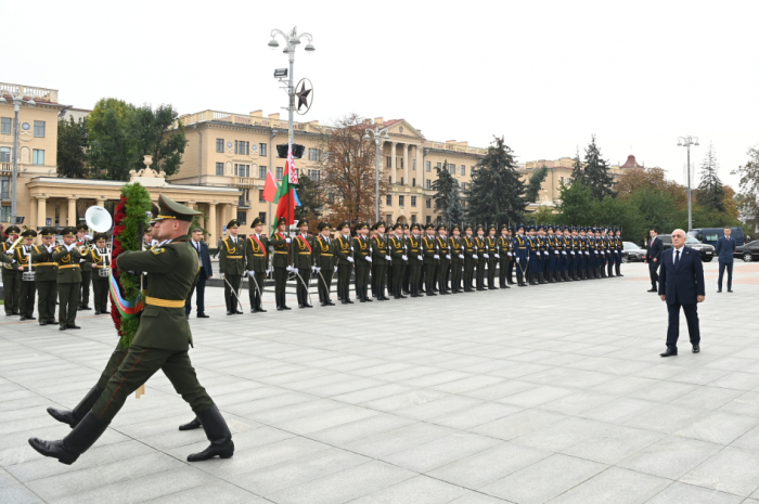   Aserbaidschanischer Ministerpräsident besucht Siegesdenkmal in Minsk  