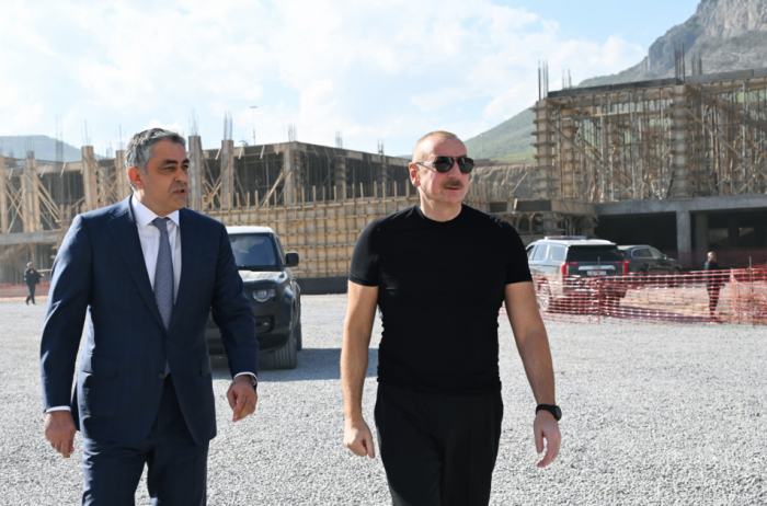  Präsident Ilham Aliyev nimmt an der Eröffnung eines neuen Wohnkomplexes in Dschabrayil teil 