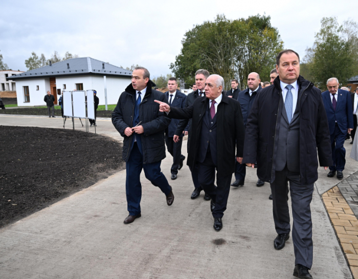 Azerbaijani PM visits Novaya Okolitsa low-rise residential area in Minsk