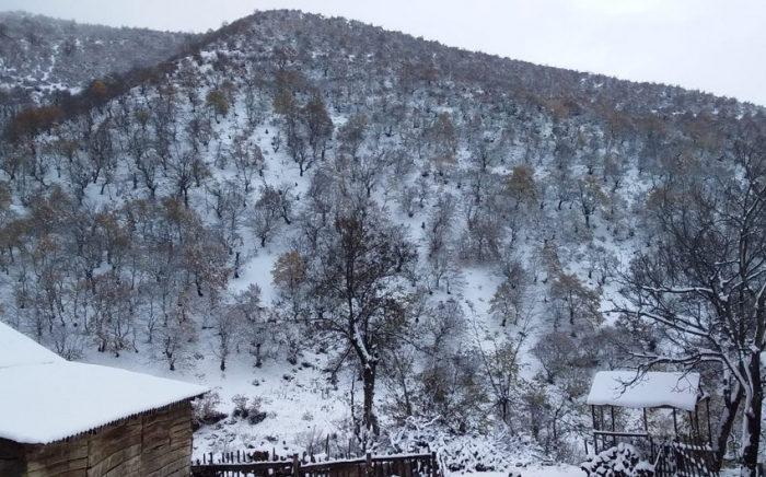 Şahdağın yüksəkliklərinə qar yağıb 