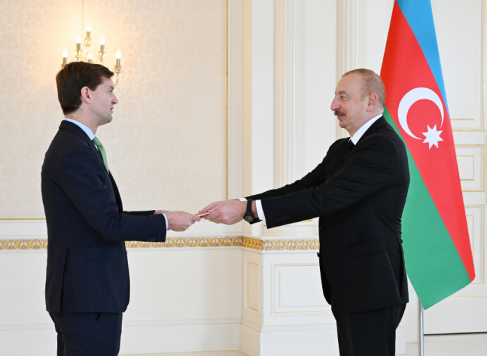   Präsident Ilham Aliyev nimmt Beglaubigungsschreiben der neuen Botschafter mehrerer Länder entgegen  