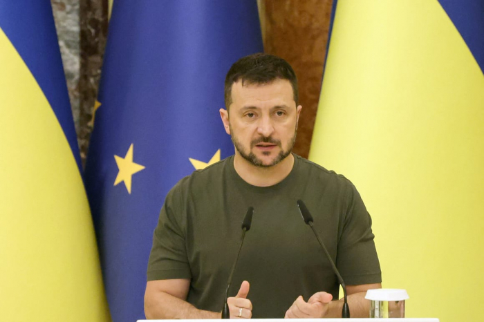  Zelensky presents 