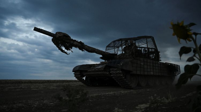   Ukrainische Panzer zerschießen russischen Truppentransporter  