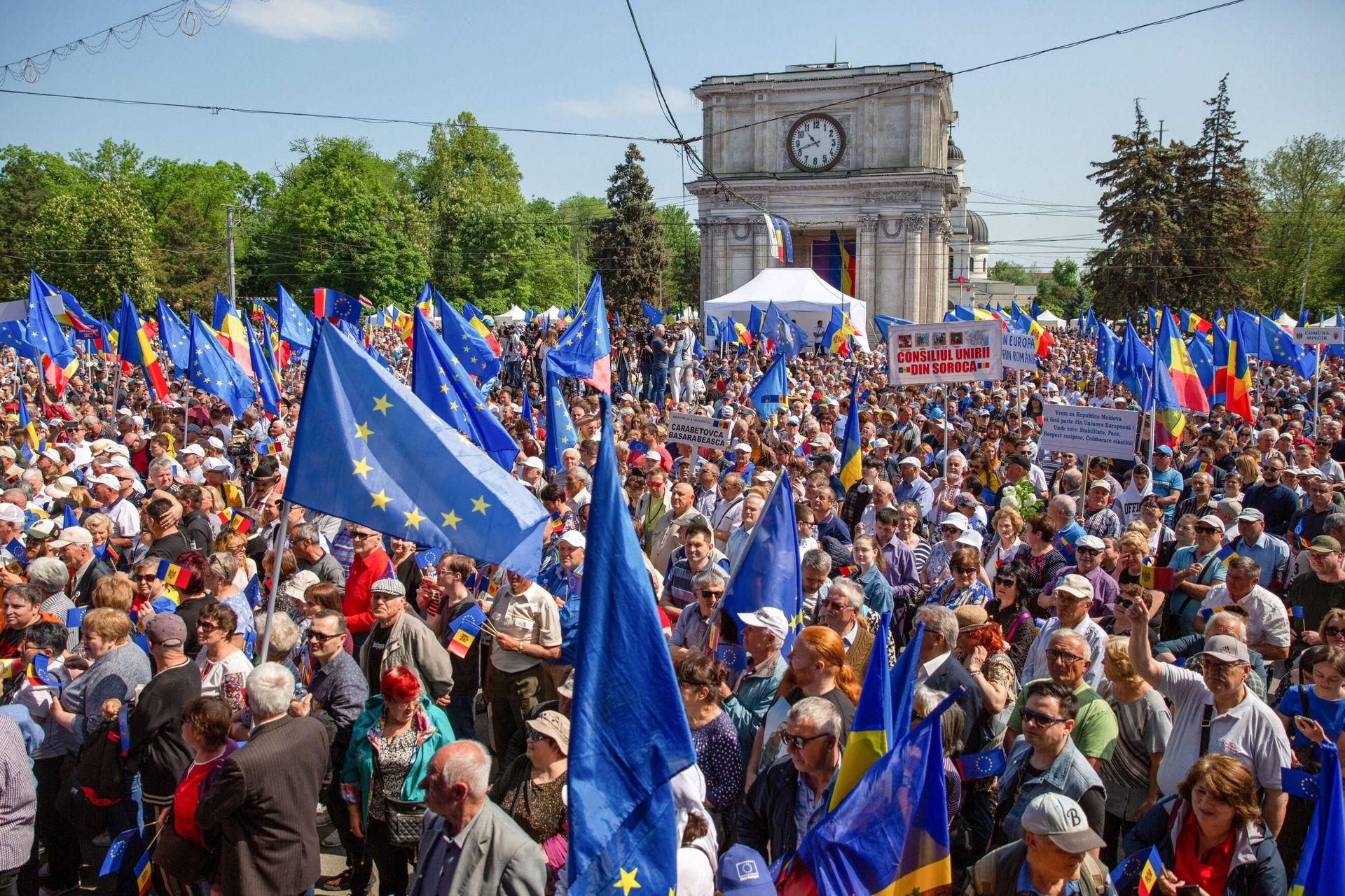 Moldova votes yes to joining EU by tiny margin