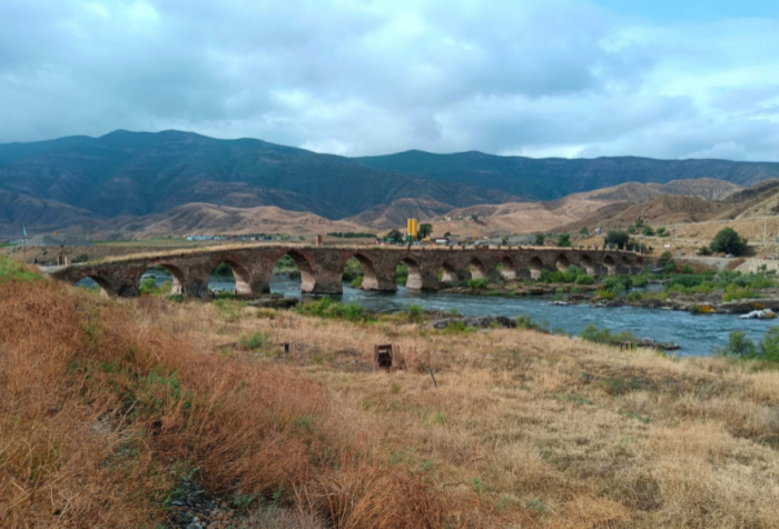 Viajeros del mundo visitaron el puente de Khudaferin