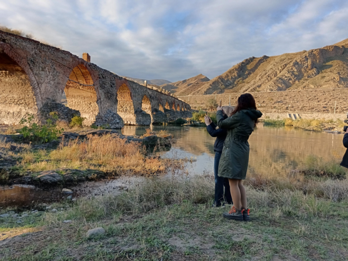   Les voyageurs internationaux visitent le pont de Khoudaferin  