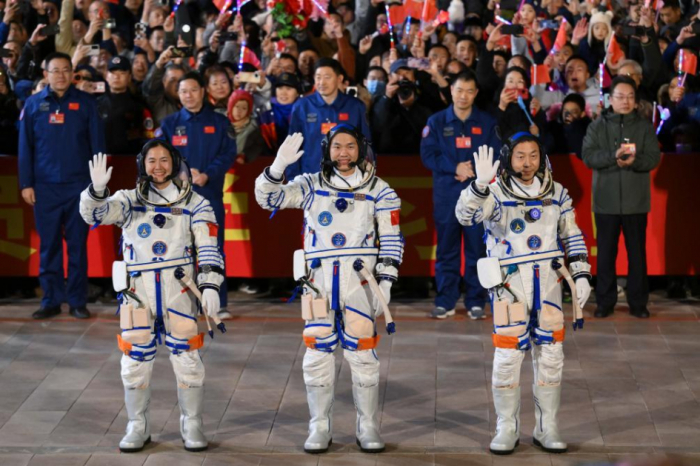 Shenzhou-19 astronauts start journey to China