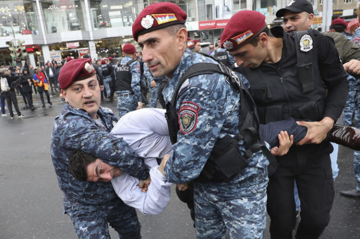 İrəvan polisi aksiya öncəsi Baş Prokurorluğun mühafizəsini gücləndirib