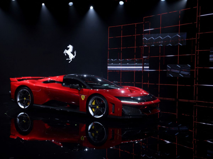 Ferrari dévoile sa "supercar" F80 à 3,6 millions d