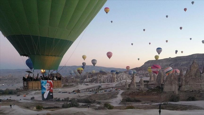   Türkiye/Fête de la République : Des drapeaux turcs sur les montgolfières dans le ciel de la Cappadoce  