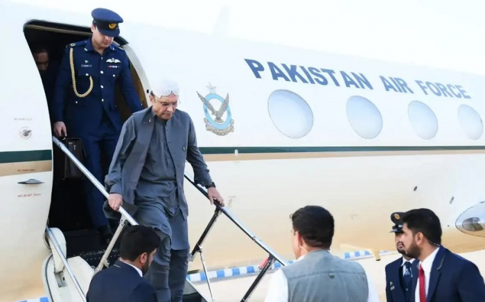 Pakistani president fractures foot while deboarding plane at Dubai airport