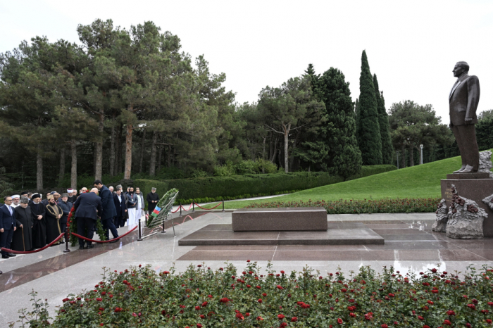   Participants of Baku Summit of World Religious Leaders visit Alley of Honors    