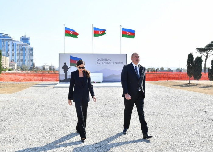   Le président Ilham Aliyev visite la Place du Drapeau national à Bakou et y hisse le drapeau azerbaïdjanais  