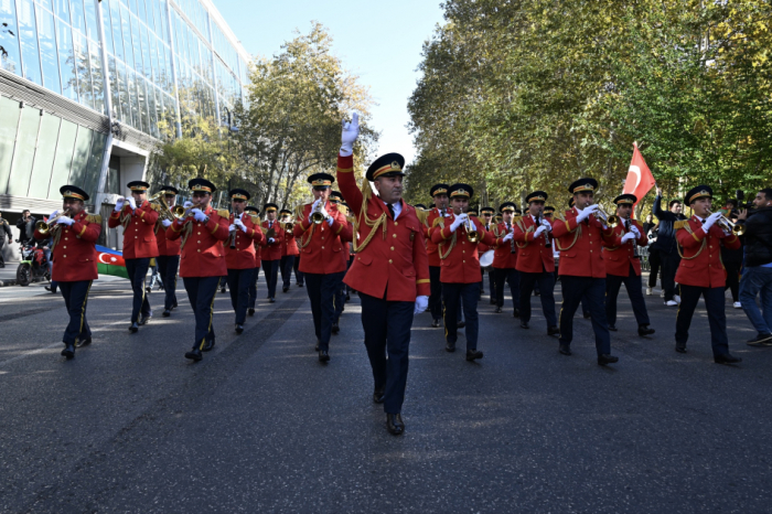 Marches accompanied by military orchestras held on Victory Day