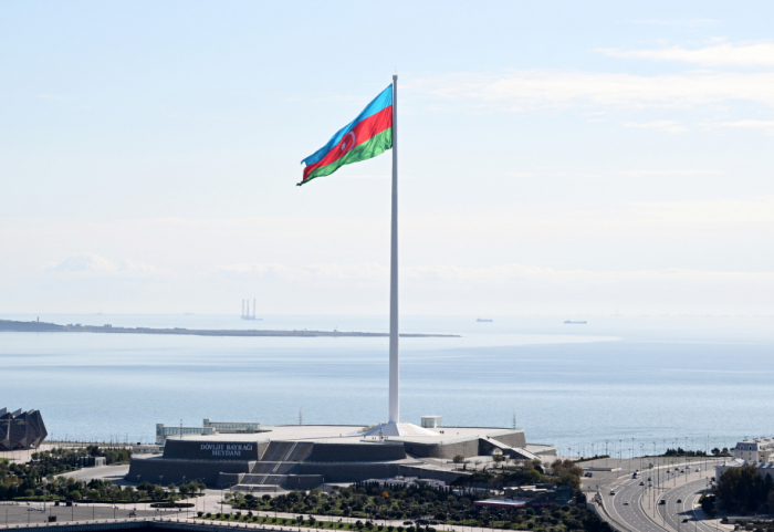  Le président Ilham Aliyev visite la Place du Drapeau national à Bakou et y hisse le drapeau azerbaïdjanais 