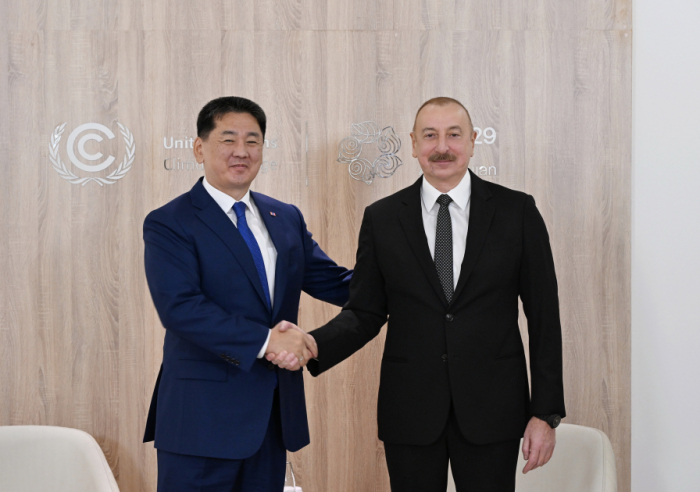   Präsident Ilham Aliyev trifft sich mit dem Präsidenten der Mongolei  