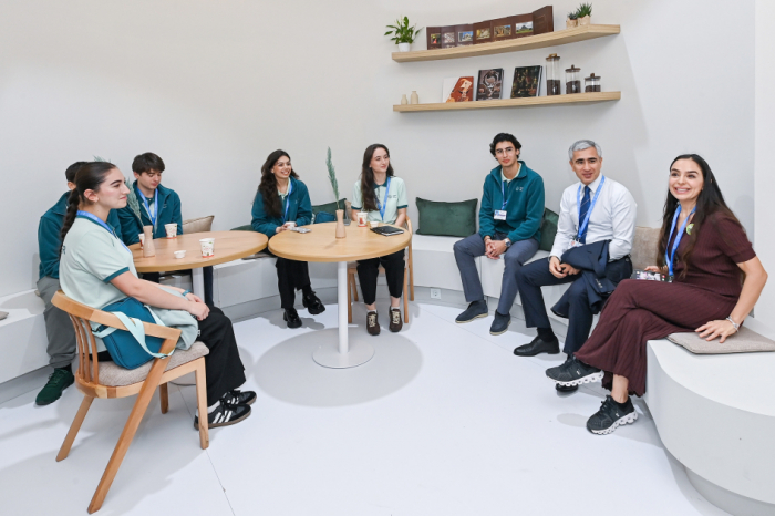 COP29: Leyla Aliyeva et l’assistant du président azerbaïdjanais Anar Alekbérov visitent le pavillon d’Azerbaïdjan