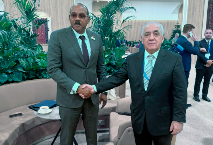 PM Ali Asadov engaged in conversation with his counterpart from Antigua and Barbuda