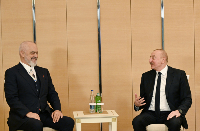   Präsident Ilham Aliyev bespricht bilaterale Beziehungen mit dem albanischen Premierminister  