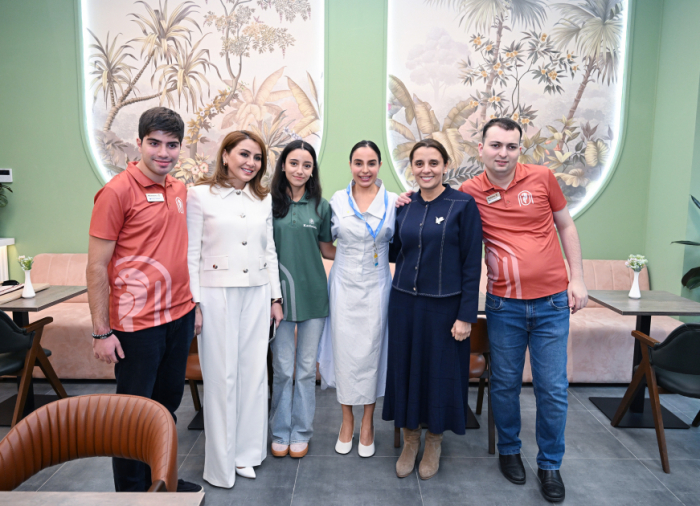 La Vicepresidenta de la Fundación Heydar Aliyev, Leyla Aliyeva, visitó el primer establecimiento de restauración inclusiva de Bakú, la cafetería Kashalata