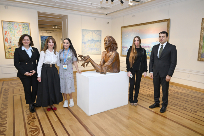   Leyla Aliyeva und Arzu Aliyeva besuchen Ausstellungen im Nationalen Kunstmuseum  